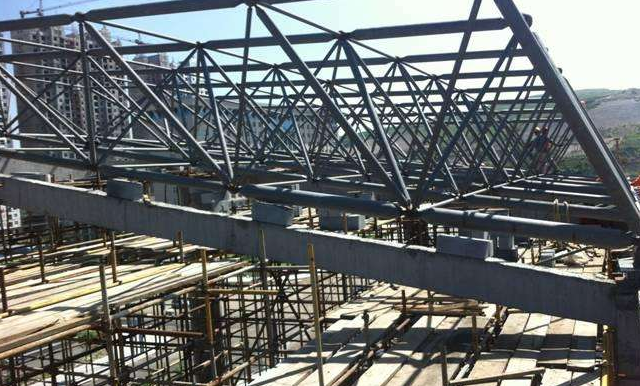 石嘴山简述网架公司的黑色压型钢板的吊装步履